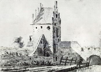 <p>18e-eeuwse tekening van de vierkante Kruitmakers- of Houttoren, opgenomen in de stadsmuur langs de Spoelstraat. Aan de noordzijde van de toren (rechts) overspant de stadsmuur de Kleine Aa die op dit punt de stad binnen stroomde (HCO). </p>
